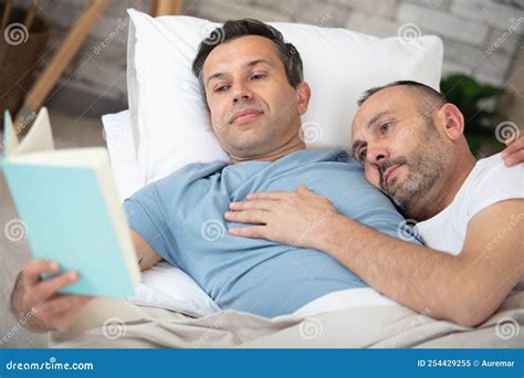 Pareja Gay Lee Libros Juntos Imagen De Archivo Imagen De Barba Homosexual