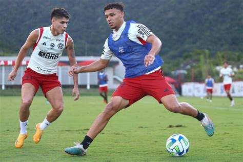 TITE TEM DESAFIOS NO LADO DIREITO QUE TRAZEM DOR DE CABEÇA AO FLAMENGO