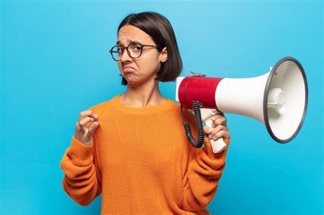 Mujer latina joven que parece arrogante exitosa positiva y orgullosa apuntando a sí misma