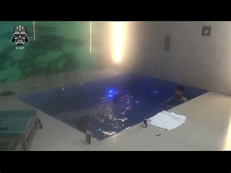 Trío con amigos en la piscina del motel Parte 2 XVIDEOS