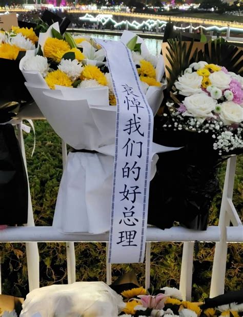 李克強逝世│鄭州現悼念人潮 公園擺放巨型遺像 緬懷締造鄭東新區 星島日報