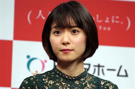 松岡茉優、机の下でナマ脚をチラリ 「キレイ」「最高」と興奮の声 ニュースサイトしらべぇ