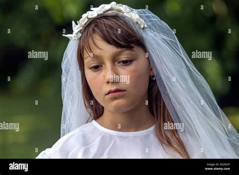 L âge De L Innocence Enfant Fille 6 Une Fille De 7 Ans Dans Une Robe Blanche Jeux De Filles