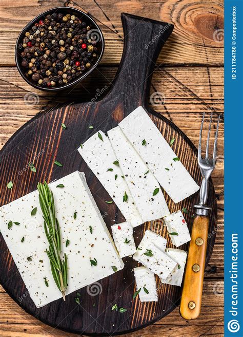 Feta De Queso Cortado Con Romero En Una Tabla De Corte De Madera Fondo