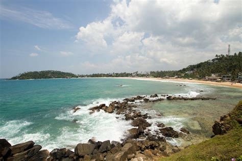 Praia de areia paradisíaca ao sul do sri lanka Foto Premium