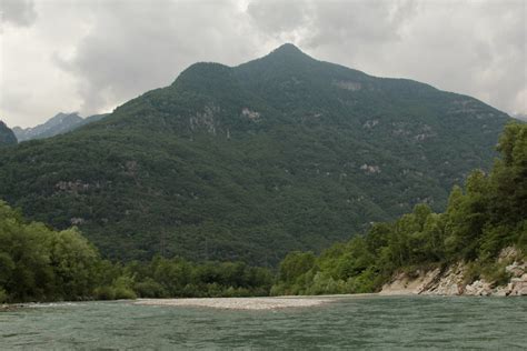 Rechtskurve Des Ticino Fluss River Mit Steininsel Unte Flickr