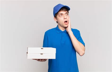 Joven Repartidor De Pizza Al Ni O Sinti Ndose Feliz Emocionado Y