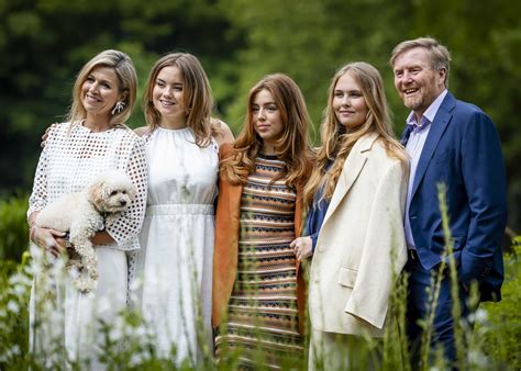 Koning Willem Alexander En Koningin Maxima Met Hond Mambo Samen Met