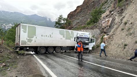 Kayan Rize plakalı tırın kapattığı Artvin Ardahan kara yolu ulaşıma açıldı