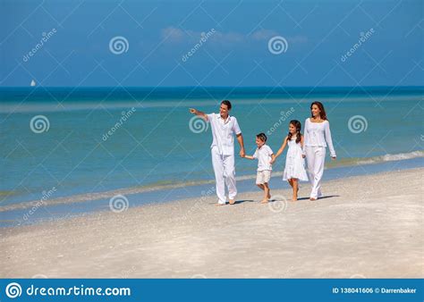 Madre Padre Y Familia De Los Ni Os Que Recorre En La Playa Foto De