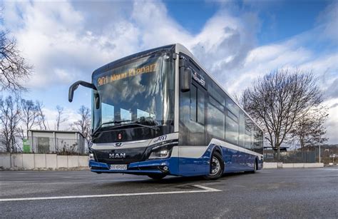 Nowe autobusy podmiejskie wyjadą na trasy Mają tylko dwie pary drzwi