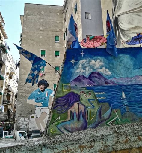 Street Art A Napoli I Quartieri Spagnoli Omaggiano Tot E Altri Grandi