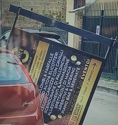 Cartellone Crolla Su Auto In Transito Tragedia Sfiorata Le Foto