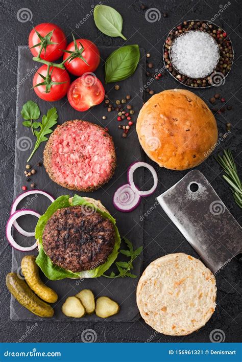 Burger Di Carne Di Pepe Macinata Fresca Macinata E Macinata Su