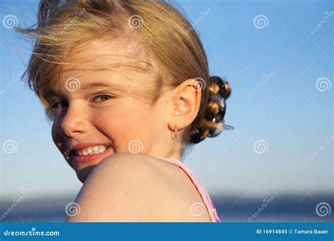 Petite Fille Avec Un Visage De Sourire Image Stock Image Du Color