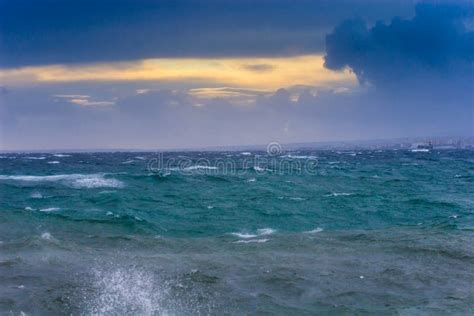 Grandes Ondas Da Espuma Da Tempestade No Mar No Por Do Sol Na Noite