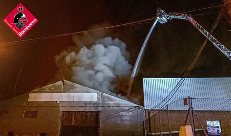 Un Incendio Calcina Una Nave Industrial En Aspe Y Quema Unos 800 M2