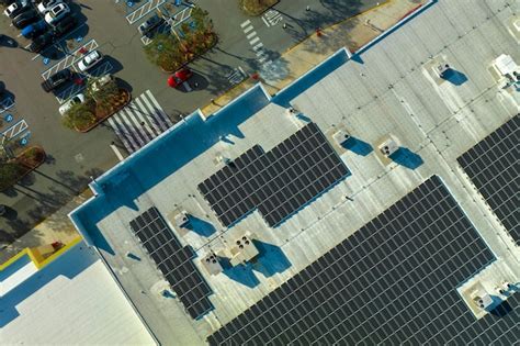 Painéis solares fotovoltaicos elétricos instalados no telhado de um