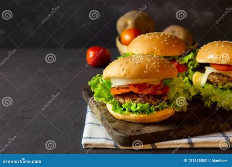 Hamburger Caseiro Com Carne De Porco Cebola Tomate Alface E Queijo