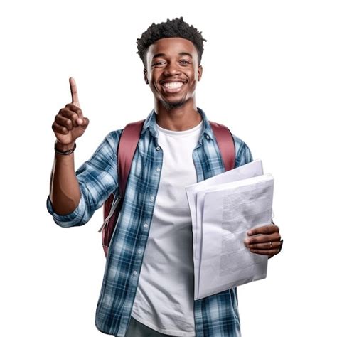 Um homem uma camisa azul e branca que diz ele está apontando para