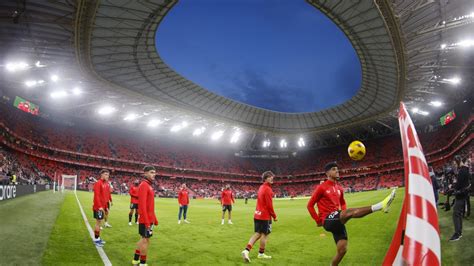 El Athletic Evita El Homenaje A La Polic A En El Saque De Honor Del