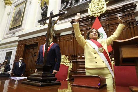 Dina Boluarte Es La Nueva Presidenta De Perú Tras La Destitución De Castillo Fm Cosmos Aimogasta