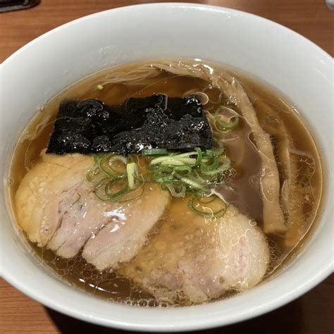 『醤油らぁ麺（名古屋コーチン味玉、大盛、1430円）』支那そばや 東京ラーメンストリート店のレビュー ラーメンデータベース