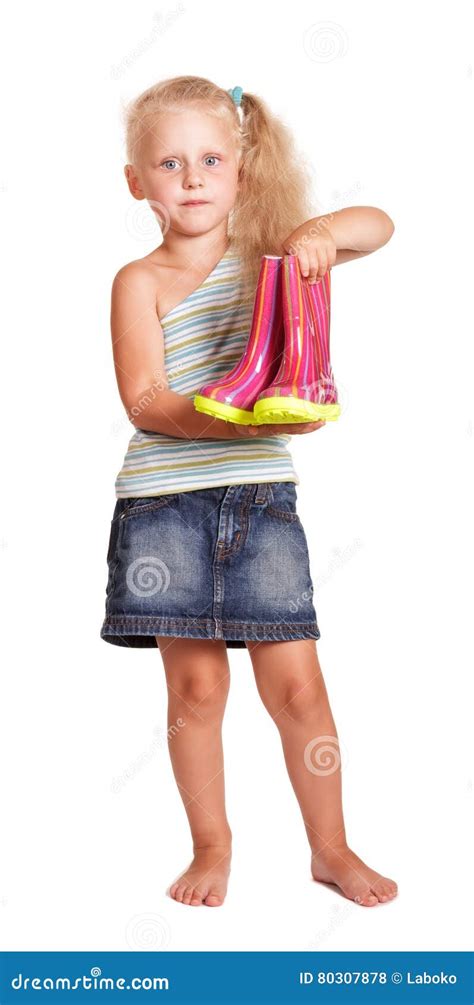 Petite Fille Blonde Tenant Et Jugeant Les Bottes En Caoutchouc D Isolement Photo Stock Image