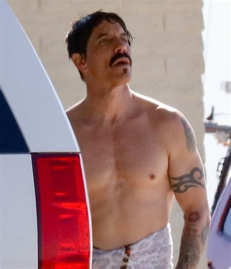 Aos Vocalista Do Red Hot Chili Peppers Mostra Tima Forma S De Toalha Quem Quem News