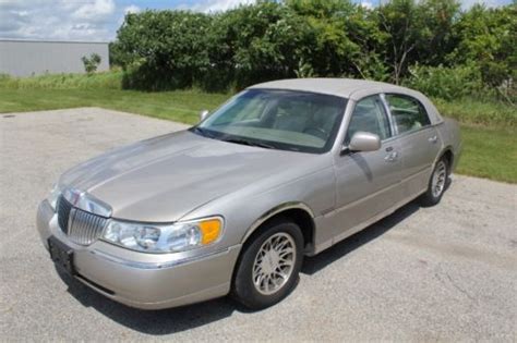 Buy used 2002 Lincoln Town Car Signature Series with Cloth Top in ...