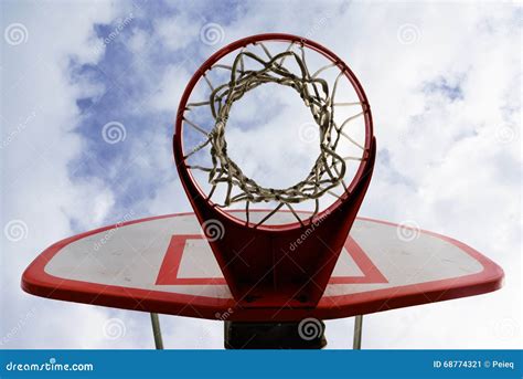 Tablero Trasero De Baloncesto Blanco Con El Cielo Azul Imagen De