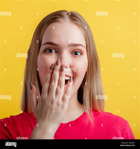 La Jeune Femme Est Agr Ablement Surprise Une Adolescente Blonde A Couvert Sa Bouche Ouverte De