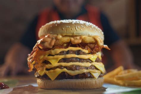 De dos tres y hasta cuatro pisos de carne la hamburguesa más alta ha