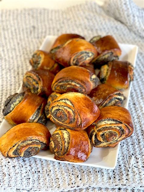 Easy Poppy Seed Rolls Grabandgorecipes