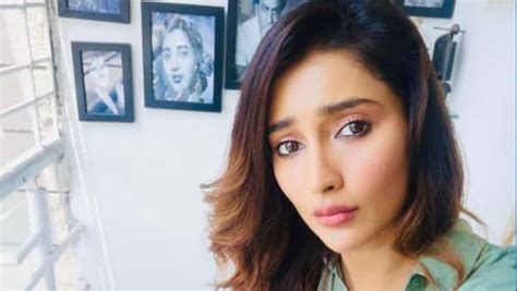 Sayantika Bangladesh বাংলাদেশের শ্যুটিংয়ে সকলের সামনেই মাইকেলকে আটকাই