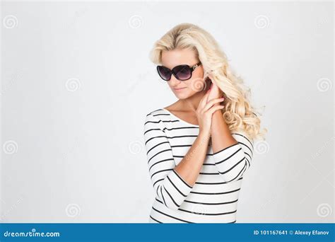 Blonde Dans Des Lunettes De Soleil Image stock Image du beauté fleur