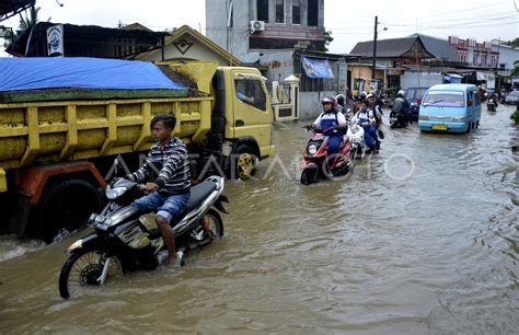 BANJIR AKIBAT DRAINASE BURUK DI MAKASSAR ANTARA Foto