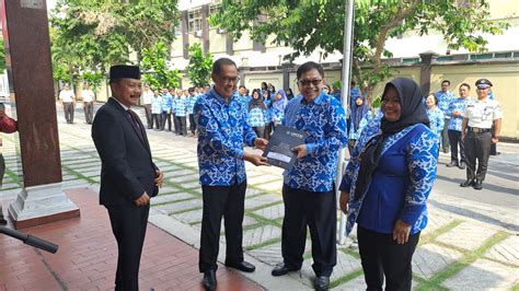 Unisri Serahkan Sk Kenaikan Pangkat Pada Tendik Dan Apresiasi