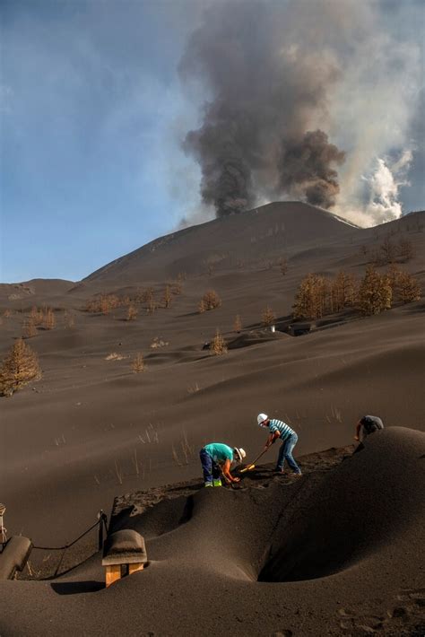 Vulcano Canarie Si Scava Per Salvare Le Case Sepolte Sotto La Cenere