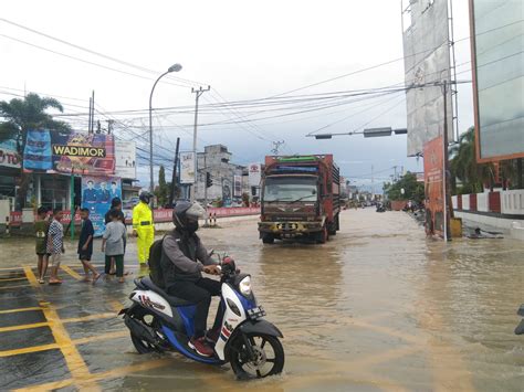 Akibat Hujan Deras Ruas Jalan Simbuang Mamuju Terendam Banjir Masalembo