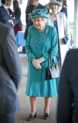 Elizabeth Ii Cette Raison Troublante Pour Laquelle Un Homme A Saut