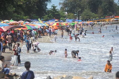 Libur Lebaran Pantai Pariaman Antara Foto