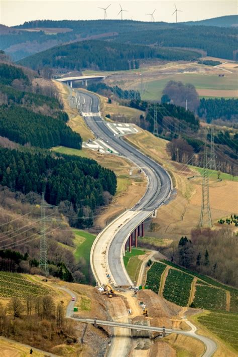 Bestwig von oben Baustelle am Autobahn Brückenbauwerk der BAB A46 in