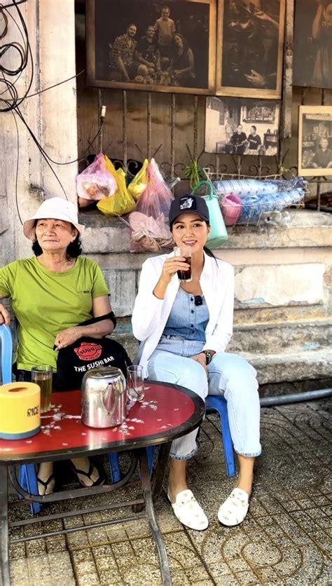 DJ Tây đẹp nhất Hà thành hot girl Đồng Nai đi ăn quán bình dân ở vỉa hè gây chú ý