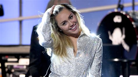 Miley Cyrus enfrenta demanda de plagio por 300 millones de dólares