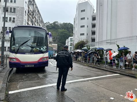 （多圖）記者直擊｜觀塘綫服務受阻 港鐵接駁巴士人龍逾百米 港聞 點新聞