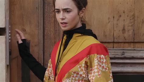 Lily Collins porte un look Farm avec Adidas dans la quatrième saison de