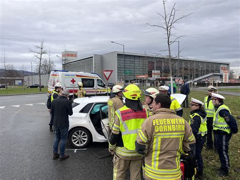 Unfall Beim Dornbirner Messepark Kreisverkehr Dornbirn Vol At