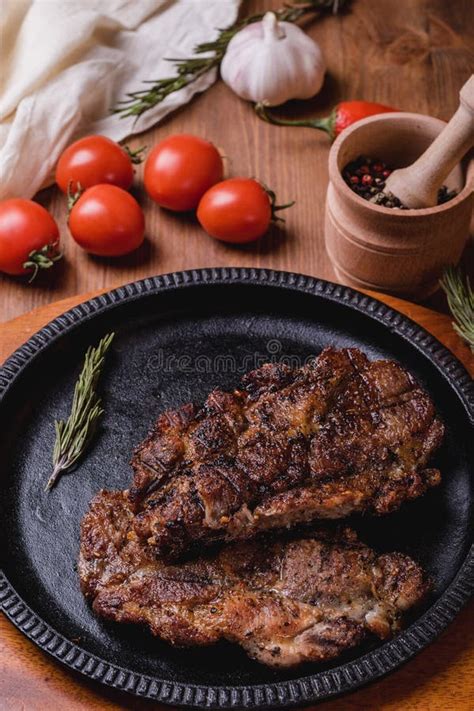 Bife Fritado Temperos Em Uma Placa Do Ferro Em Uma Tabela De