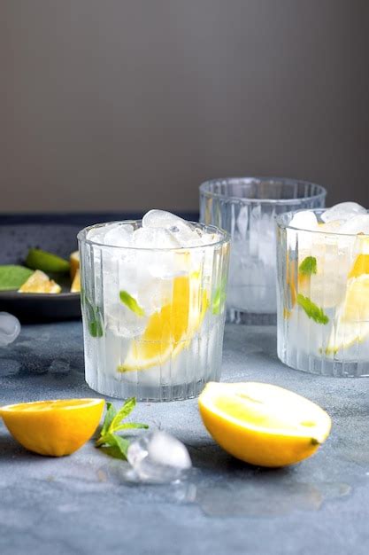 Limonada De C Tricos Con Menta Y Lim N En El Vaso Con Cubitos De Hielo